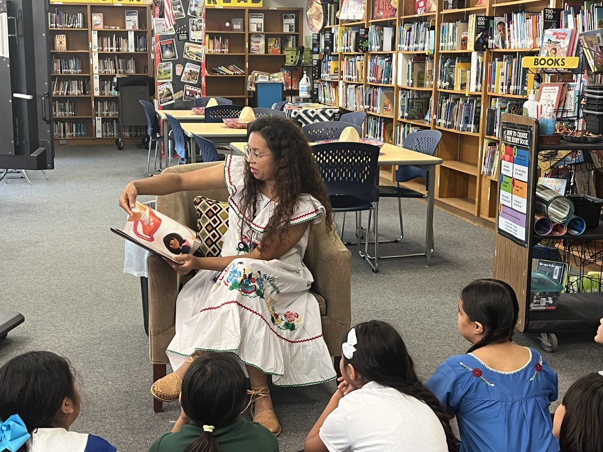 rutledge_mrs's tweet image. Had a wonderful time in my library today celebrating Leamos Juntos. We celebrated with books,song and dance!@DISDREO @DallasReads @DISDLibrarian @DISD_Libraries @WBMillerVikings