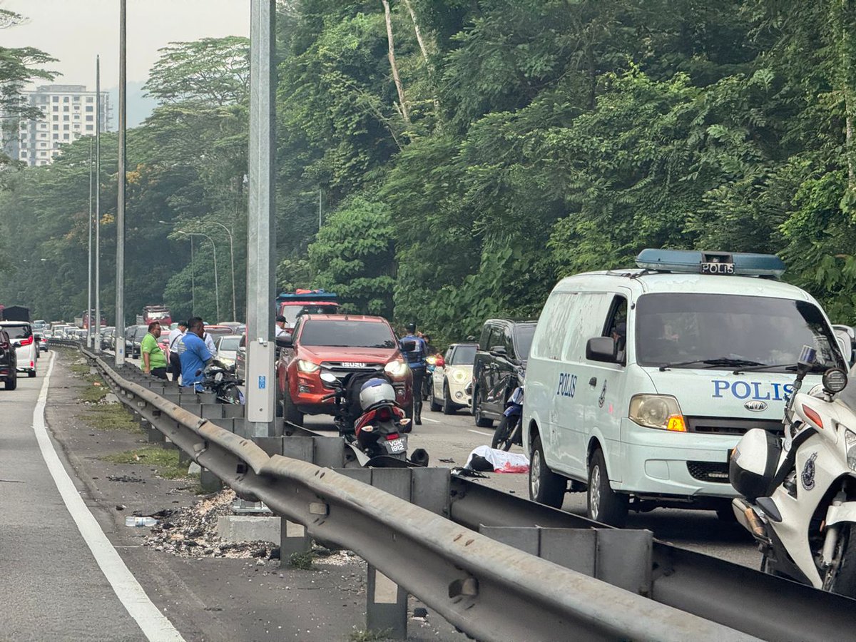 AsalGombak's tweet photo. KEMALANGAN MAUT DI JALAN KUCHING (10/10/2024)

Terdapat kesesakan teruk dari arah Selayang ke Rawang, ada kemalangan maut berlaku melibatkan seorang penunggang motorsikal pada kul 7 pagi tadi.

Punca kejadian masih belum diketahui. Salam takziah kepada keluarga mangsa. https://t.co/JdUXQXrY0D