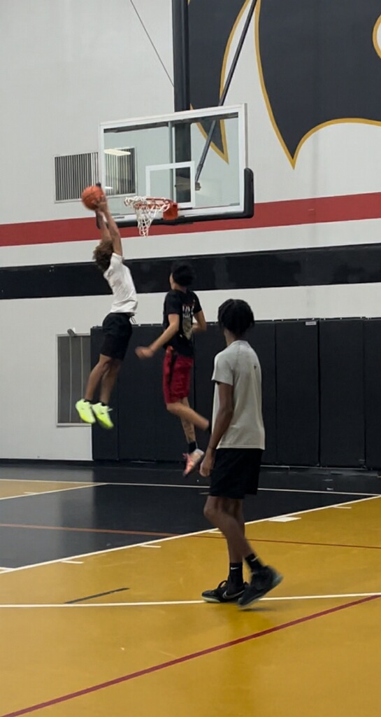 ajnewton2025's tweet image. 🚨GOT UPS?  #hangtime
🏀 2025 | 5’10 | PG/SG | GPA 3.3 |Northland Christian HS @NorthlandCougs @ncs_athletes
| Team Captain | All District | Defensive MVP | Team MVP | PPG 15.9 | APG 5.1 | SPG 5.5 | RPG 5.6 l 3PT FG 45% I Grassroots: @FYNALLSTARS
🎥 youtube.com/shorts/RKUQ36B…