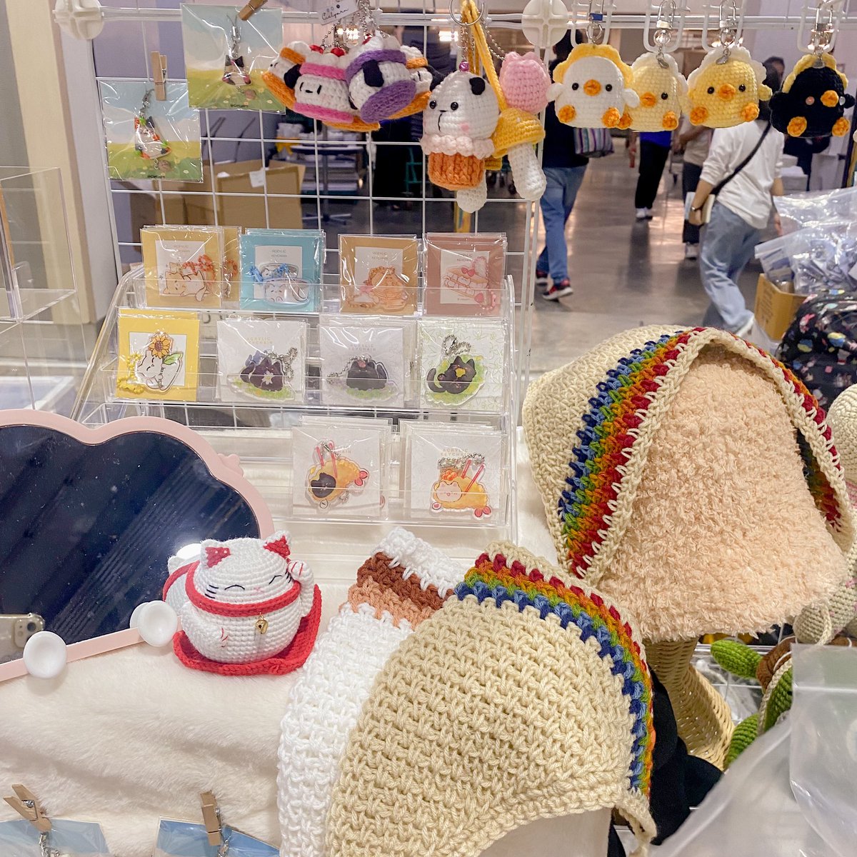 วันนี้เจอกันได้ที่ #มหกรรมหนังสือระดับชาติครั้งที่29 #BookFairTH 
📍โซนโต๊ะก็คือโต๊ะ (Hall 7)
🔍เข้าซอย O เดินสุดทางเจอเลยคั้บ
🕰️ 10.00-21.00

แวะมาหากันเยอะๆน้า🐱