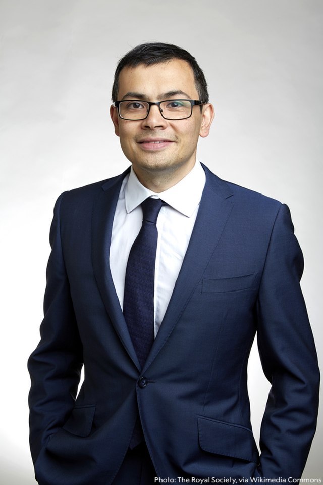 Strategi_Bisnis's tweet image. Demis Hassabis, salah satu pemenang nobel kimia ini unik. Dia BUKAN ahli kimia. Dia Phd dalam bidang AI.

Dia cofounder &amp;amp; CEO DeepMind. Salah satu produknya AlphaFold menggemparkan dunia medis sejagat. 

Alphafold AI ini bisa mengukur satu struktur protein dg presisi dalam…