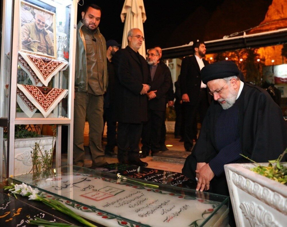 Sh_MJalili's tweet photo. هدیه به روح مطهر شهید سپهبد حاج قاسم سلیمانی، شهید آیت الله سید ابراهیم رئیسی و روح مطهر همه شهداء "صلوات" https://t.co/lCGrwzw7hK
