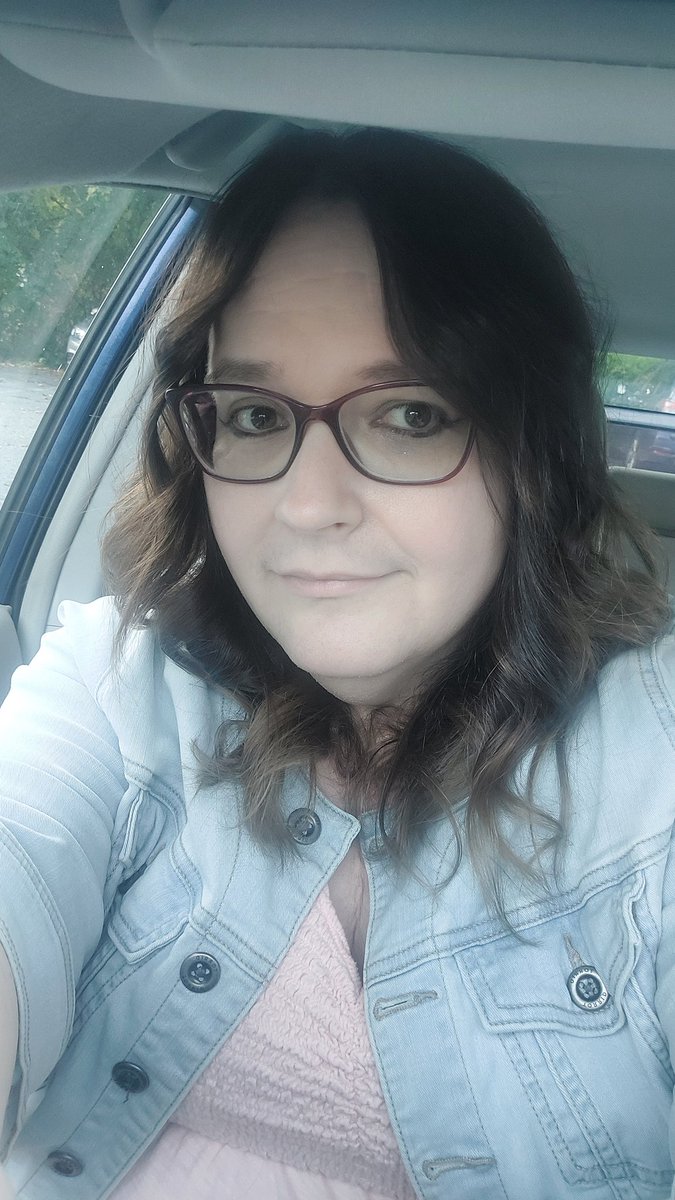 Lady_Starbird's tweet photo. New hairstyle, who's this? https://t.co/4WxsIOMj32