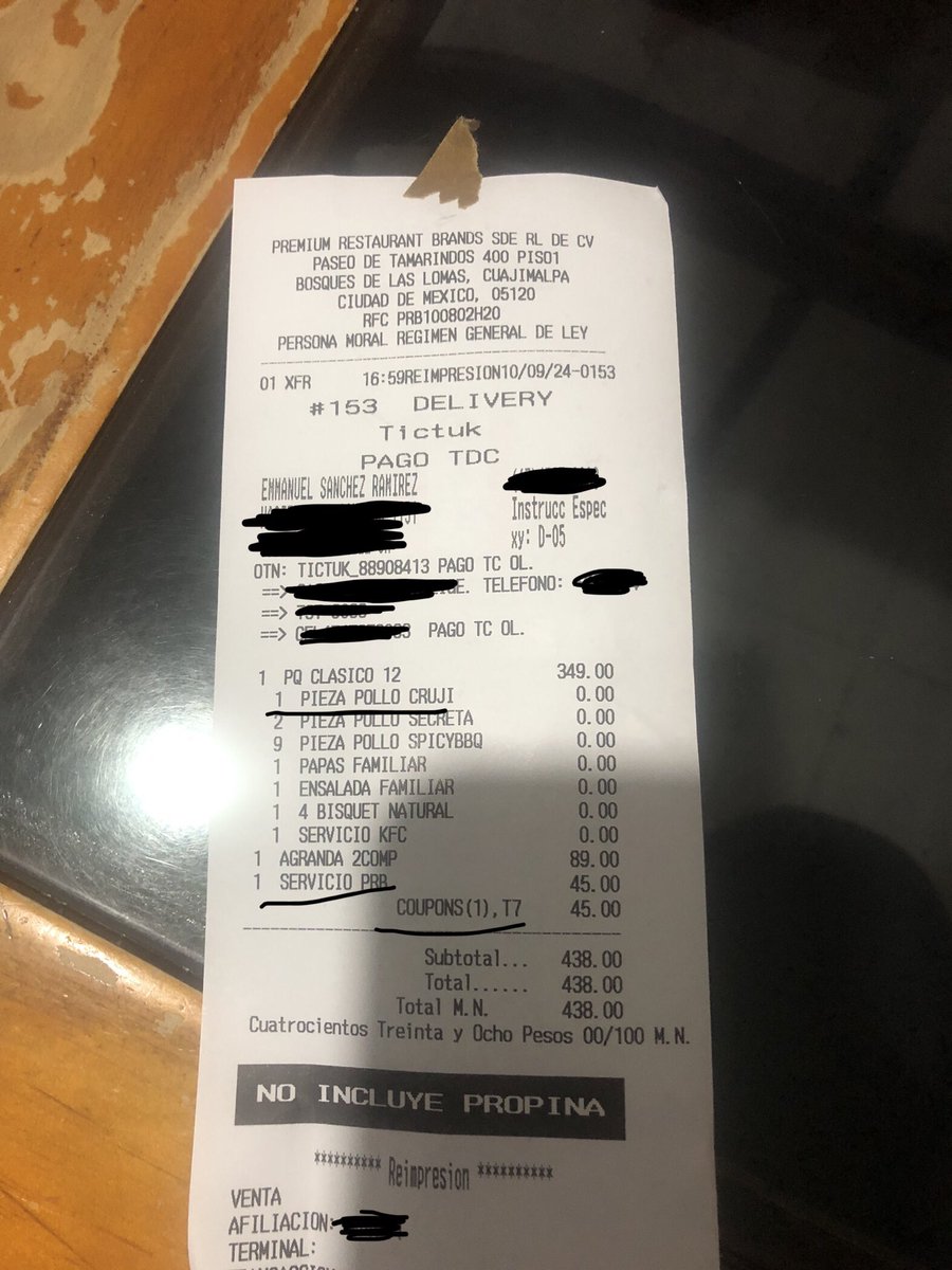Dooguie's tweet photo. @KFC_MEXICO Hola, hice un pedido en la sucursal de #LagosdeMoreno y como es costumbre me llego mal, me falto una pieza, las ensaladas venían a la mitad y el cupón de los bisquets me lo anotaron y no me llegaron..  ¿Quién puede ayudarme? https://t.co/ddI8lAA0hu