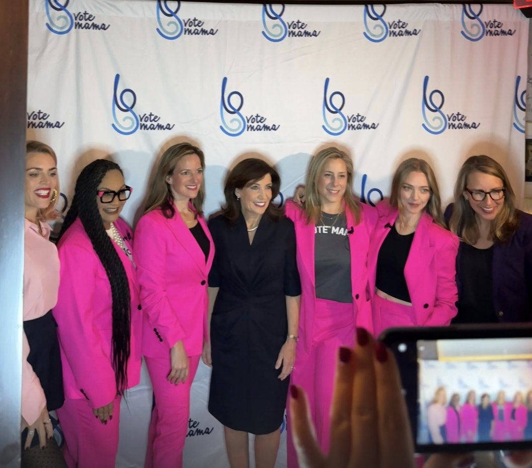 VoteMamaPAC's tweet photo. ✨Tonight, @BusyPhilipps @NikemaWilliams @JocelynBenson @KathyHochul @AmandaSeyfried @liuba4congress got together to celebrate FIVE years building an organization and a network of women working to ensure we #ElectMoreMamas up and down the ballot!✨ https://t.co/E5yKu9RPB7