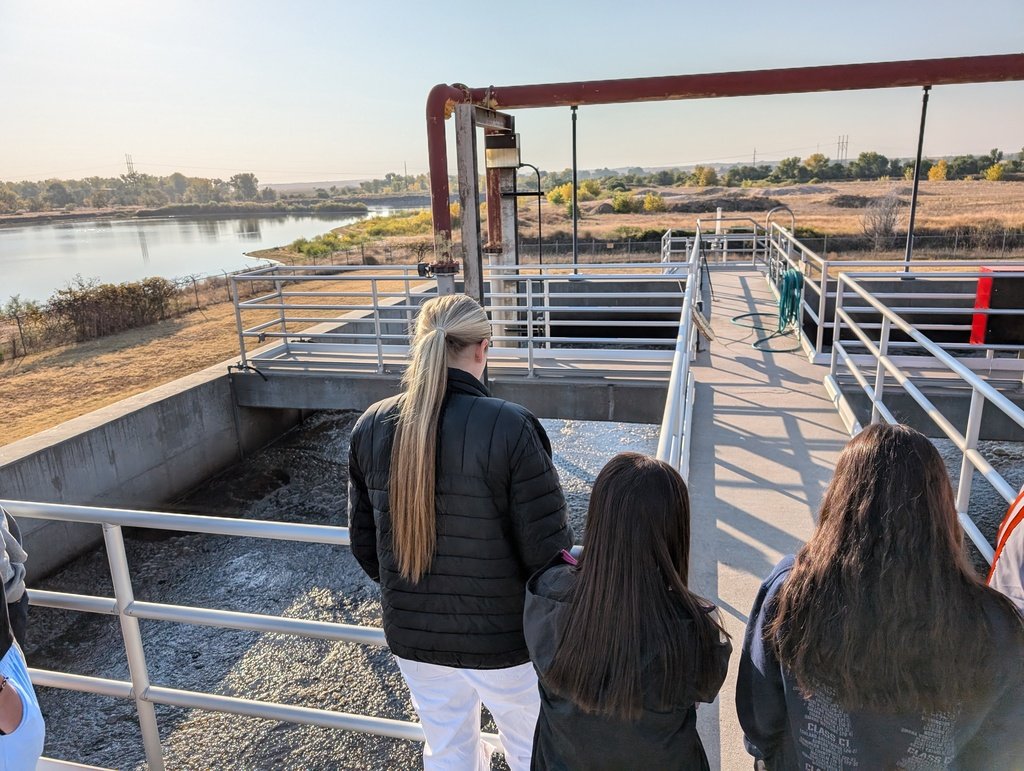 OGIndians's tweet photo. Our OHS chemistry class learned about where our waste goes at the Ogallala Water Treatment Plant this week! 🧪🚰 The students got a behind-the-scenes look at the process, the products, and learned about what NOT to put down the drain. #CultureOfConfidence #ChemistryFieldTrip https://t.co/NYmnBpYWmK