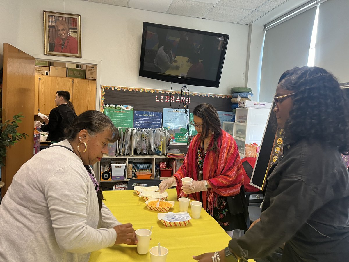 rutledge_mrs's tweet image. Serving Elotes that was sponsored by William Brown Miller PTO! @DISD_Libraries @DISD_Libraries @DISDREO Celebrating Leamos Juntos @WBMillerVikings