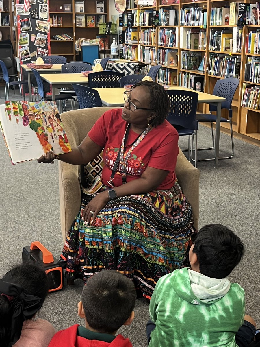 rutledge_mrs's tweet image. Serving Elotes that was sponsored by William Brown Miller PTO! @DISD_Libraries @DISD_Libraries @DISDREO Celebrating Leamos Juntos @WBMillerVikings