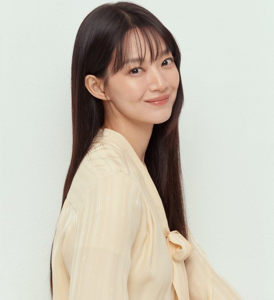 [단독] ‘로코퀸’ 신민아, 이번엔 ‘재혼황후’ 된다 naver.me/IItIYEEV

‘재혼황후’는 동대제국의 완벽한 황후였던 나비에가 황제인 남편이 정부를 황후로 만들려는 것을 알고 이혼을 택하는데, 이곳에서 황후가 될 수 없다면 다른 곳에서 황후가 되겠다고 결심하며 펼쳐지는 이야기다.