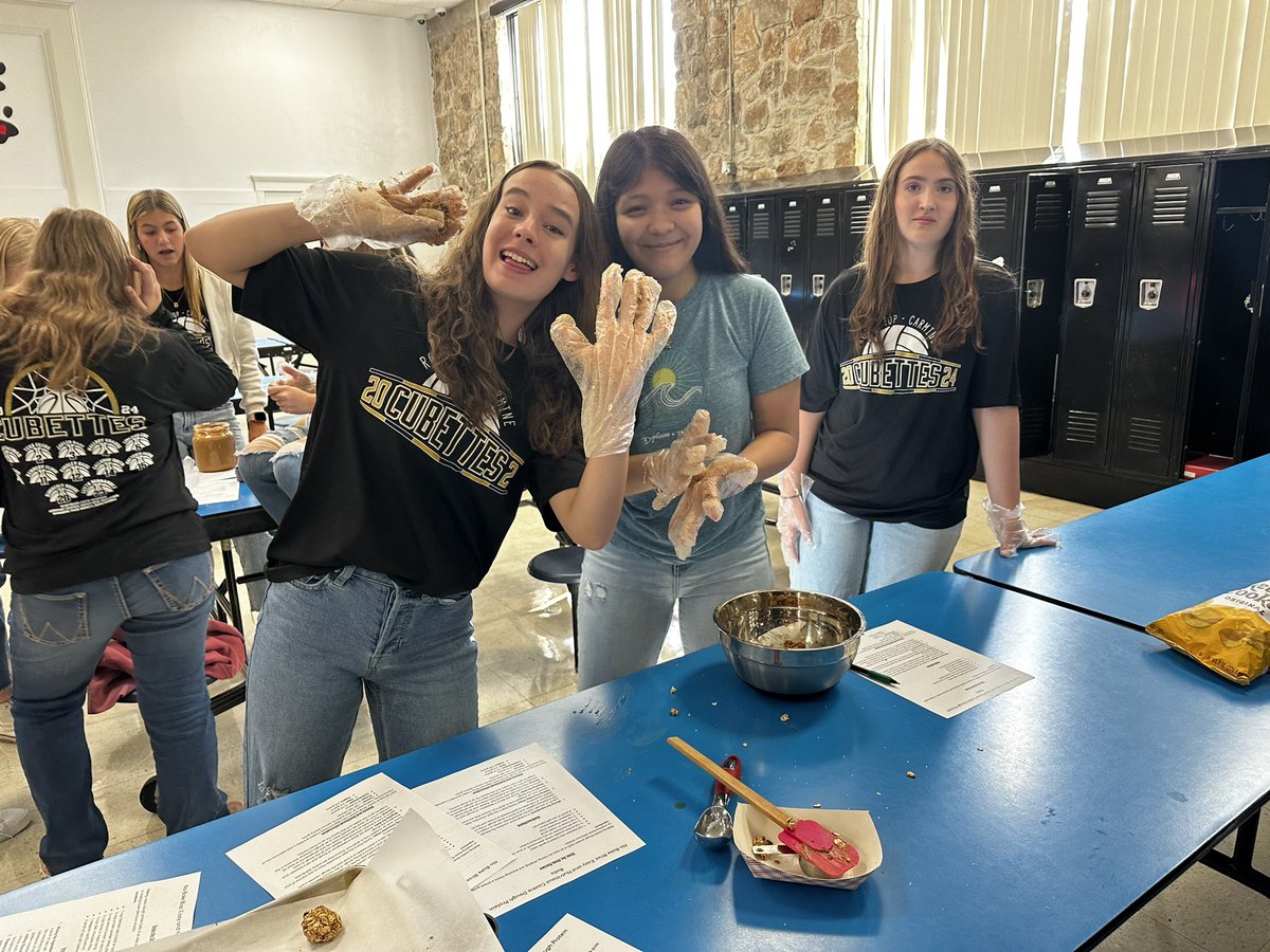 RTC_HS's tweet photo. Mrs. Wish’s Lifetime Nutrition and Wellness Class made protein balls and learned about increasing and decreasing heart rates 🖤

#RTCProud
#RisingToChallenges https://t.co/etk86JROGi