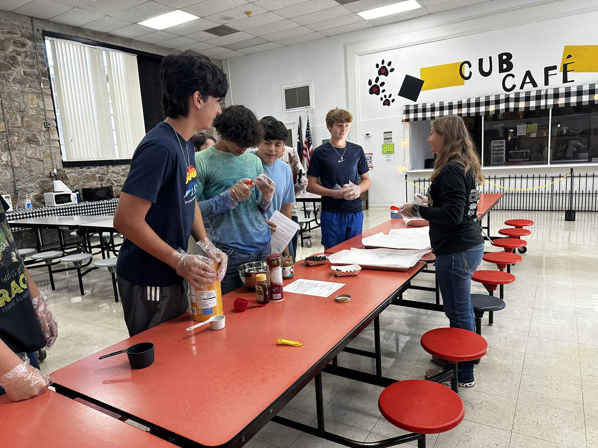 RTC_HS's tweet photo. Mrs. Wish’s Lifetime Nutrition and Wellness Class made protein balls and learned about increasing and decreasing heart rates 🖤

#RTCProud
#RisingToChallenges https://t.co/etk86JROGi