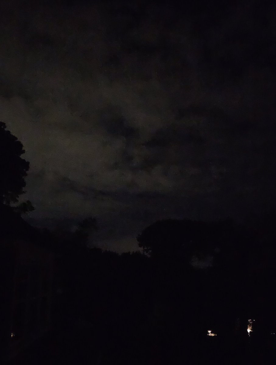 So I went outside to see if the #northernlights were visible. Looking north I found this...
With all the crazy #Weather going on, I wonder why the weather wizard is here in #salem in October?