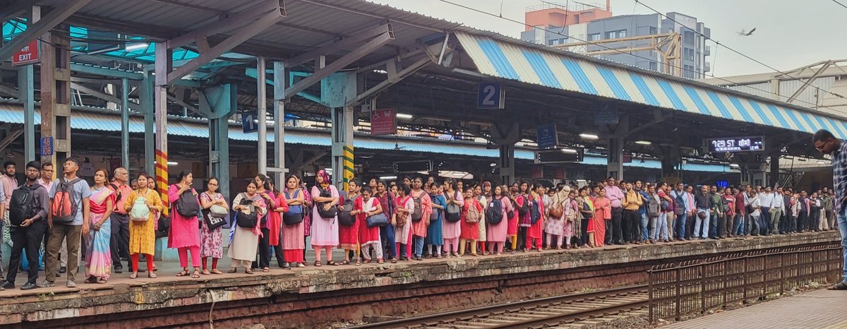 AmhiDombivlikar's tweet photo. #Dombivli Platform painted pink! 
A sea of strong women in pink dresses, braving the rain and racing for the local—unstoppable, determined, and on the move! 💪🌸 #PowerInPink #DailyGrind #NavratriaFestival https://t.co/1fT5IQ8L24