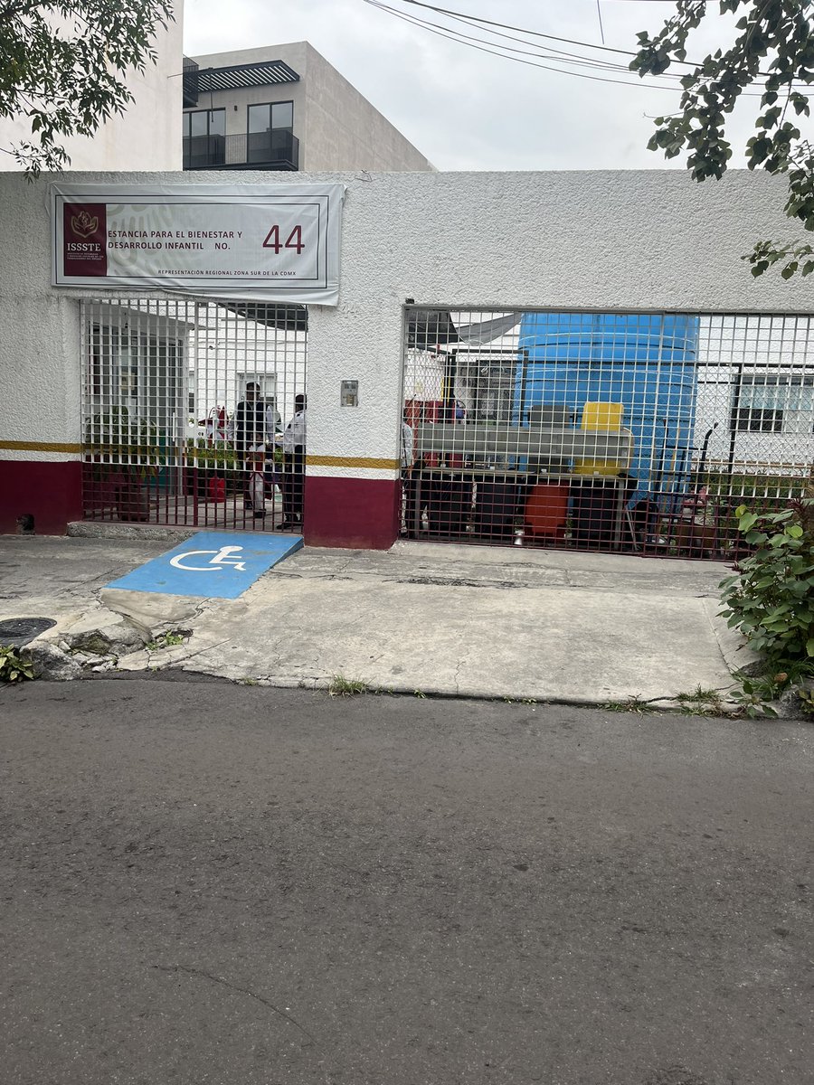 reportes44's tweet photo. @LuisMendozaBJ @BJAlcaldia Solicitamos su apoyo para el balizado de descenso momentáneo autorizado por el equipo de @anielabaezl a las afueras de la Estancia del Bienestar 44 en Van Dick, Nonoalco Mixcoac! Los padres y menores hemos sido agredidos por llegar en auto a la escuela! https://t.co/a47dIrNoLO