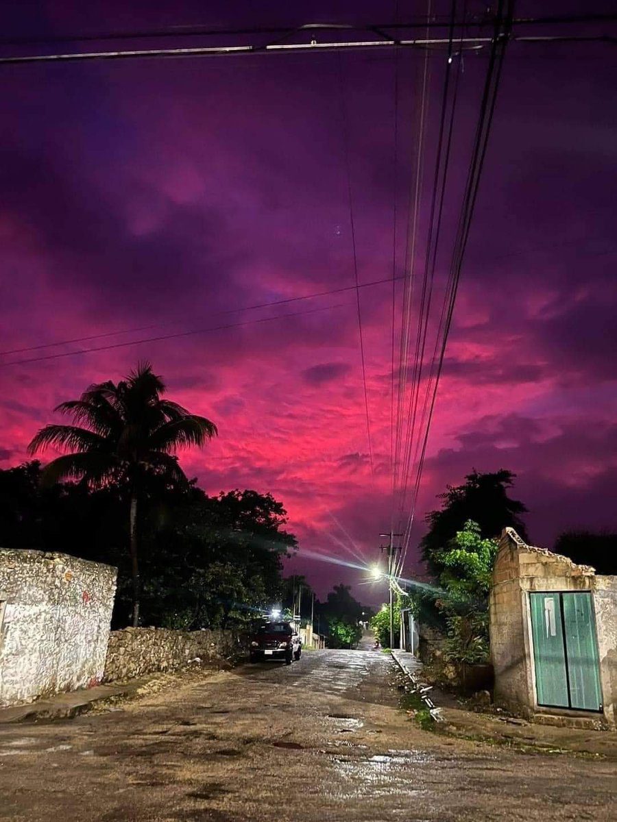 MVMNoticias's tweet photo. 🟦 #Viral | El cielo se torna de morado en Yucatán tras que el huracán Milton tuvo presencia en la zona. https://t.co/p6JV9NY8qV