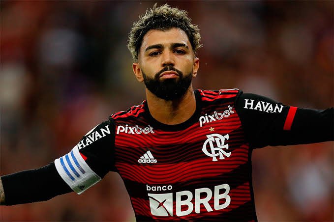 BastidoresFla's tweet photo. Gabigol cede, aceita contato de 2 anos com o Flamengo para permanecer no Clube e está disposto a uma nova negociação para sacramentar sua permanência. Valores não serão entraves, porque na primeira proposta oferecida pelo Fla, os números foram considerados satisfatórios. Contrato de 1 ano, no entanto, não foi aceito na época.
