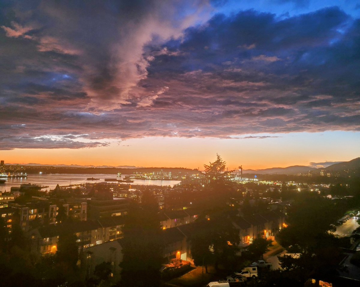 GOOD NIGHT WORLD 🌎 
Some pretty  amazing  clouds over 
North Vancouver BC.
This is us this evening.