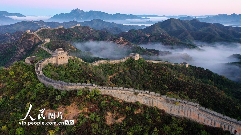 PDChina's tweet image. The magnificent #GreatWallofChina stretches between lush, green-clad mountains and a breathtaking sea of clouds in Luanping, north China’s Hebei Province.