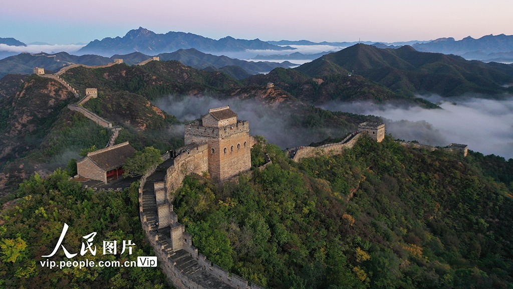 PDChina's tweet image. The magnificent #GreatWallofChina stretches between lush, green-clad mountains and a breathtaking sea of clouds in Luanping, north China’s Hebei Province.
