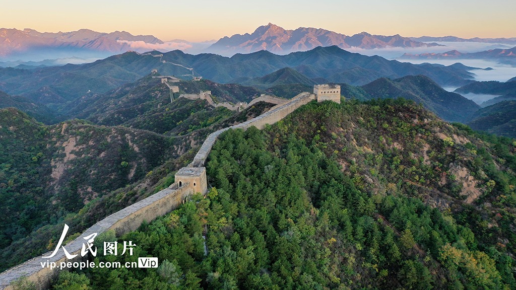 PDChina's tweet image. The magnificent #GreatWallofChina stretches between lush, green-clad mountains and a breathtaking sea of clouds in Luanping, north China’s Hebei Province.