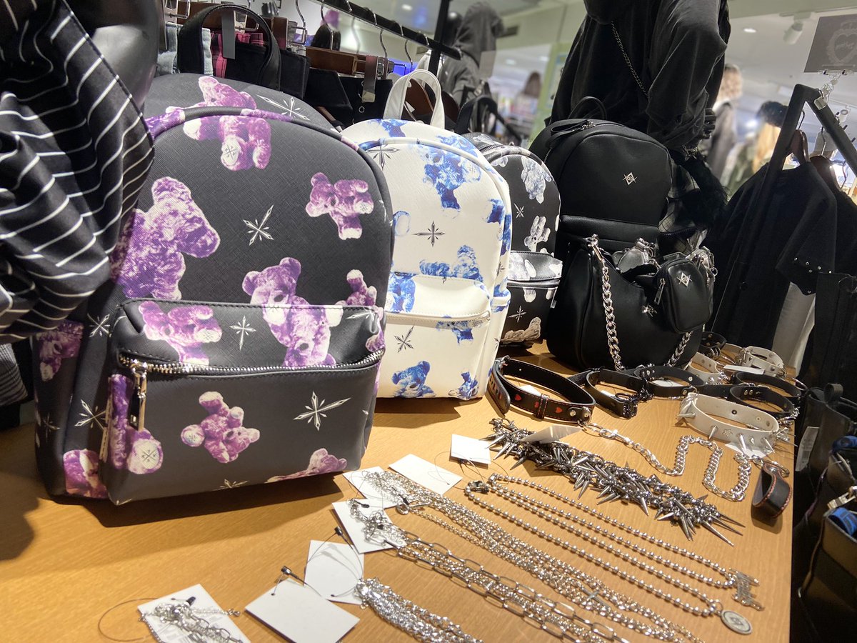 travas_yokohama's tweet photo. こんにちは!
TRAVAS 横浜店オープン！

11:00〜21:00

今日は晴れておでかけ日和‼︎✨
三連休お出かけする人や秋冬服迷ってる方！今なら選び放題なのでぜひみにきてくださいね‼️

本日も元気にお待ちしております!

#TRAVAS #TRAVASTOKYO #REFLEM  #TRAVAS横浜 #関東 #神奈川 #横浜 #横浜ビブレ https://t.co/mYlWn796BF