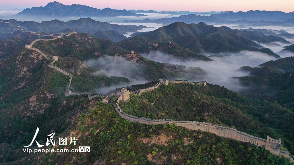 PDChina's tweet image. The magnificent #GreatWallofChina stretches between lush, green-clad mountains and a breathtaking sea of clouds in Luanping, north China’s Hebei Province.