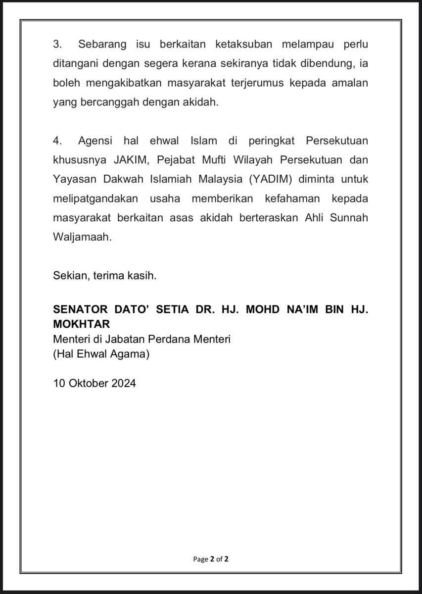 DSDrNaim's tweet photo. KENYATAAN MEDIA MENTERI DI JABATAN PERDANA MENTERI (HAL EHWAL AGAMA) BERKAITAN VIDEO TULAR DI MEDIA SOSIAL MELIBATKAN SEORANG PENDAKWAH DAN SEKUMPULAN PARA PELAJAR DALAM SEBUAH MAJLIS YANG MENGALUNKAN BAIT TERTENTU DALAM BAHASA ARAB
 
1. ​ Jabatan Perdana Menteri (Hal Ehwal Agama) ingin merujuk kepada sebuah video tular di media sosial melibatkan seorang pendakwah dan sekumpulan para pelajar dalam sebuah majlis yang mengalunkan bait tertentu dalam bahasa Arab.
 
2.​ Jabatan Perdana Menteri (Hal Ehwal Agama) telah meminta Jabatan Kemajuan Islam Malaysia (JAKIM) untuk menyediakan laporan serta membawa perkara ini kepada tindakan pihak berkuasa agama Islam iaitu Jabatan Hal Ehwal Agama Islam Negeri Kedah serta Jabatan Mufti Negeri Kedah.

3.​ Sebarang isu berkaitan ketaksuban melampau perlu ditangani dengan segera kerana sekiranya tidak dibendung, ia boleh mengakibatkan masyarakat terjerumus kepada amalan yang bercanggah dengan akidah.
 
4.​ Agensi hal ehwal Islam di peringkat Persekutuan khususnya JAKIM, Pejabat Mufti Wilayah Persekutuan dan Yayasan Dakwah Islamiah Malaysia (YADIM) diminta untuk melipatgandakan usaha memberikan kefahaman kepada masyarakat berkaitan asas akidah berteraskan Ahli Sunnah Waljamaah.
 
Sekian, terima kasih.
 
SENATOR DATO’ SETIA DR. HJ. MOHD NA’IM BIN HJ. MOKHTAR
Menteri di Jabatan Perdana Menteri
(Hal Ehwal Agama)
 
10 Oktober 2024
