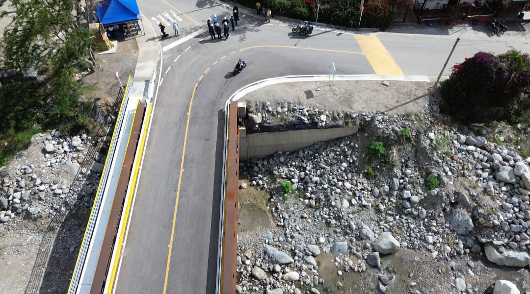GobdeSantander's tweet photo. La secretaria de Infraestructura, Jesica Juliana Mendoza, en compañía de los alcaldes de Matanza, Charta, Suratá, y con presencia de los habitantes de la región 👥, realizó la apertura oficial para habilitar el tránsito del Puente La Playa 🌉. https://t.co/gGe9qNVodV