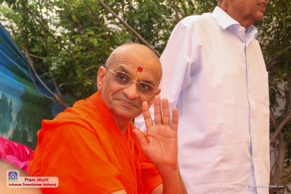 SGadiVadodara's tweet photo. Remembrance of our beloved Vedratna Acharya Shree Purushottampriyadasji #Swamishree Maharaj.
#AcharyaSwamishreeMaharaj
#PremMurti
#Bapa
#Swamibapa
#ManinagarMandir
#SwaminarayanGadi
#ShreeMuktajeevanSwamibapa
#photodaily https://t.co/AqPnbMibbu