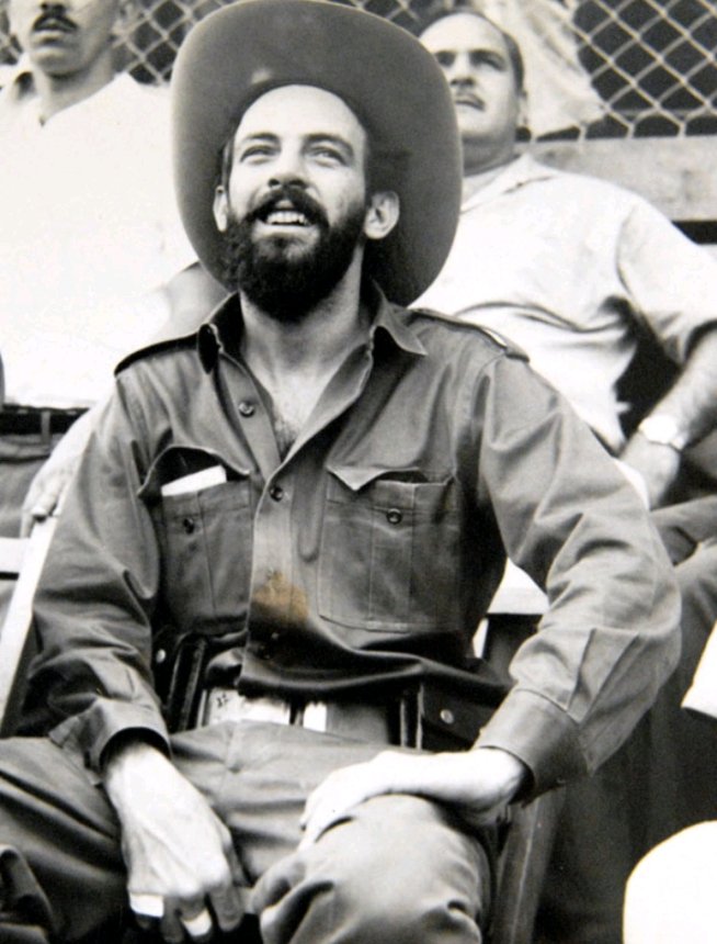 #AnapCuba
#CamiloVive en cada cubano que confía en la #RevoluciónCubana y trabaja sin descanso para vencer las dificultades que nos impone el imperialismo.
En #Cuba hay muchos Camilos.
<a href="/DrRobertoMOjeda/">Dr. Roberto Morales Ojeda</a> <a href="/FelixDuarteOrte/">Félix Duartes Ortega</a> 
<a href="/SarduyYamila/">Yamila Sarduy Martínez</a> 
<a href="/yoel_palmero/">Yoel Palmero Meneses</a>