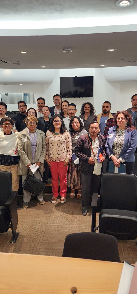 XochitlZagalMX's tweet photo. Junto con el Dip @JoaquinZA2012 recibimos en la Cámara de Diputados a distintos sistemas de gestión comunitaria del agua, con quienes comparto la preocupación por los recursos hídricos de nuestro país. 

#ElPuebloManda #XóchitlZagal #AguaParaTodxs https://t.co/tGrAkg6mb0