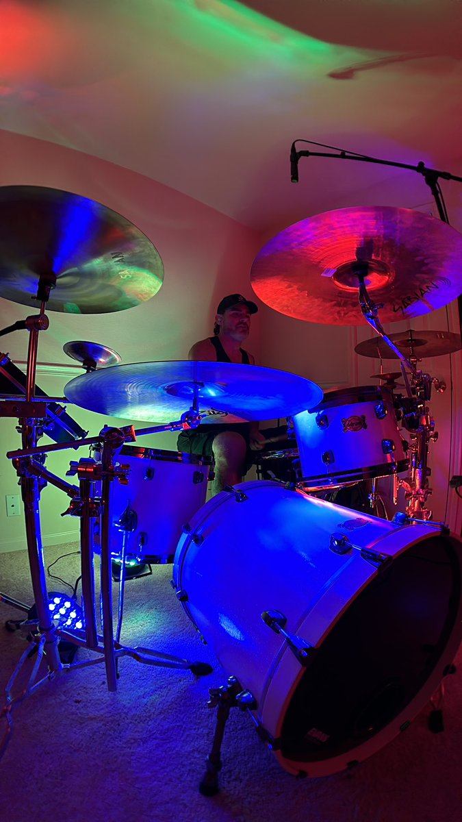 Obscure_animals's tweet image. Getting our homework done before hitting the studio 🤓 🥁