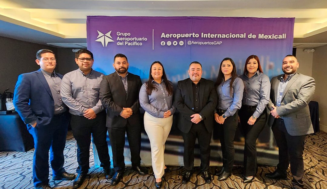 En el marco de la Comisión Consultiva del #AeropuertoDeMexicali, se presentaron las mejoras que se han implementado, desde la ampliación del Centro de Control Operativo hasta la modernización del estacionamiento. Estas inversiones buscan optimizar la experiencia del viajero y