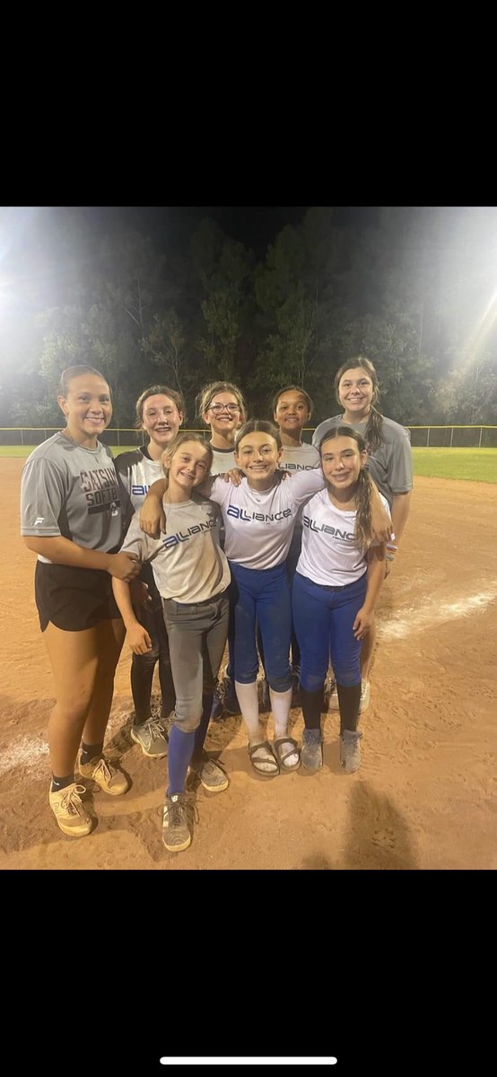 We love giving back to this sport!!🥎<a href="/Madi_Sawyer2025/">Madison Sawyer</a>  <a href="/al_alliance_fp/">AL Alliance Fastpitch</a> so much fun!!❤️