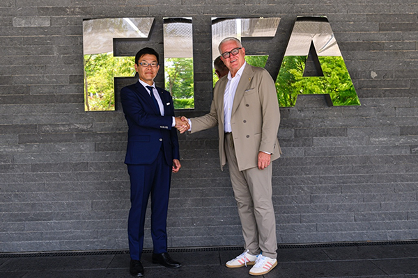 eFootballer___'s tweet photo. Konami annonce une collaboration avec la FIFA pour organiser la " FIFAe World Cup " en 2024, en utilisant #eFootball comme jeu 🎮

L'événement inclura des compétitions sur mobiles et consoles, avec des représentants de 18 pays
Les qualifications commencent ce jeudi 10 octobre 📅 https://t.co/KSBm8QFM9l