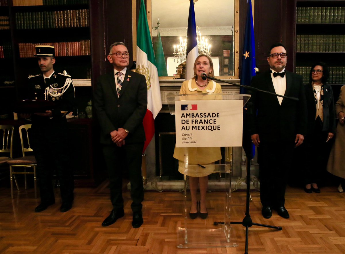 🇫🇷 El Dr. José Antonio De los Reyes Heredia, rector general de la UAM, fue condecorado hoy con el grado de Oficial de la Orden de las Palmas Académicas de la República Francesa, en una ceremonia que estuvo encabezada por Delphine Borione, embajadora de Francia en México, y en la