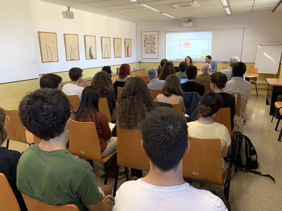 FilComUB's tweet photo. 📸 Ahir a la tarda, la sala de Professorat va acollir la jornada ‘Llegir Verdaguer’, organitzada per @AulaPoeticaUB i @filcatUB.

📚Un repàs a l’obra del poeta que va comptar amb la presència de diversos experts sobre la matèria, així com editors especialitzats. https://t.co/nhgvNlJ9aF