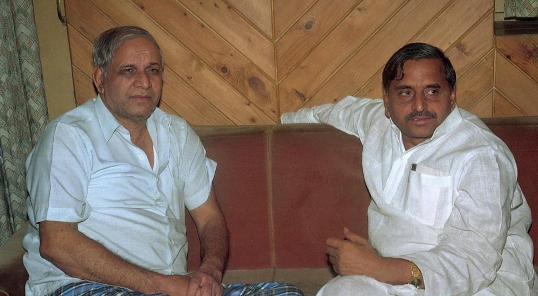 pardhansji's tweet photo. मसीहा पेट से नही हालातों और संघर्षों से पैदा होते हैं। 20वी सदी में बहुजनों के मसीहा सिर्फ दो ही हुए हैं पहले मान्यवर कांशीराम साहब दूसरे धरती पुत्र मुलायम सिंह यादव जी।
मुलायम सिंह यादव जी की दूसरी पुण्यतिथि पर उन्हें कोटि-कोटि नमन।
#धरती_पुत्र https://t.co/zKWrKjFykw