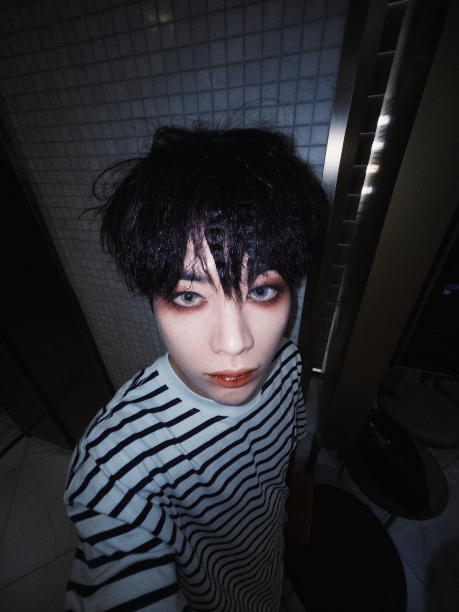VanNguyenThao54's tweet photo. Cái này làm tui nhớ ngay đến Warm Bodies 😚 Quý ngài zombie với trái tim nóng hổi ❤️🔥❤️🔥❤️🔥❤️🔥❤️🔥❤️🔥
#Kinh dị, hài hước và nhiều hơn lãng mạn.
Ngài O, nếu nụ hôn với quễ manơcanh không thể khiến 🫀 này đập trở lại thì cứ để đấy chụy lo 😌 https://t.co/P5j3pPmIJh