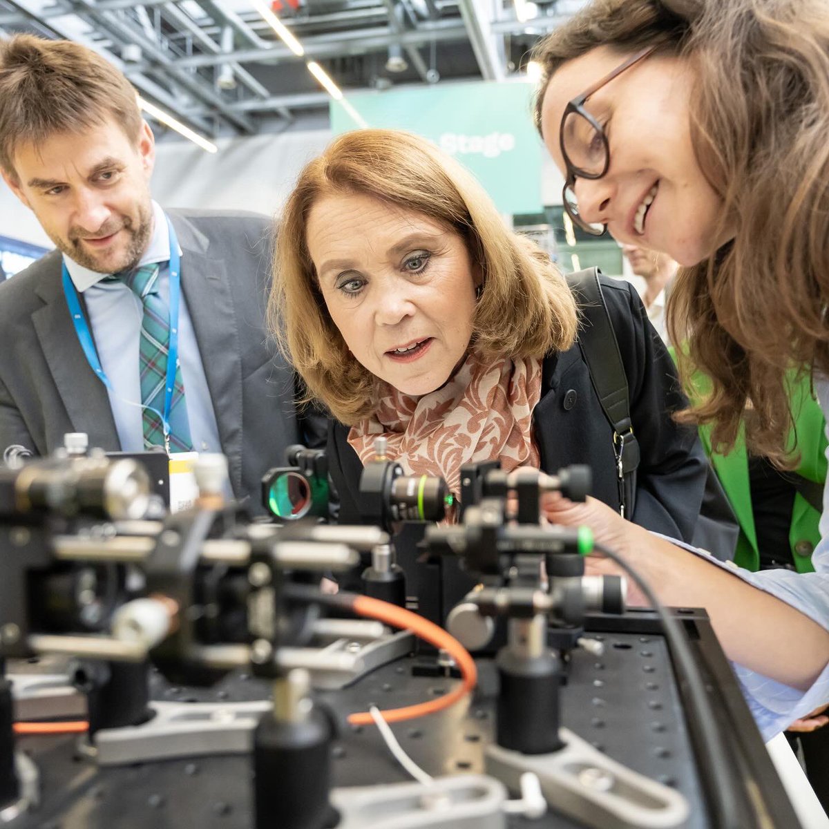 🙌Erfolgreiche 2. Auflage der Quantum Effects: Ministerin Petra Olschowski hat die Messe in #Stuttgart eröffnet &amp; Quantum Effects Awards vergeben. Der Stand unseres Innovationscampus-Modells QuantumBW war Herzstück der Messe. 💛🖤 #Quantentechnologie #Quanten
📸 <a href="/MesseStuttgart/">Messe Stuttgart</a>