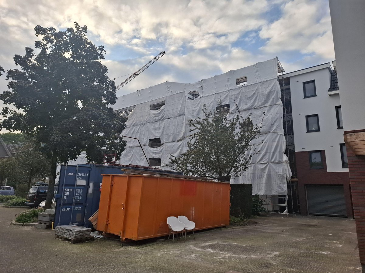 WarmesBV's tweet photo. Waarom zijn de appartementen aan de Kloosterstraat in Oldenzaal eigenlijk ‘ingepakt’? 🎁  René ter Haar legt het uit: https://t.co/c2KZ7s0Mda  🧱
🔸🔹
#Warmesbv #WBOWonen #indesteigers https://t.co/QclhnfjiKB