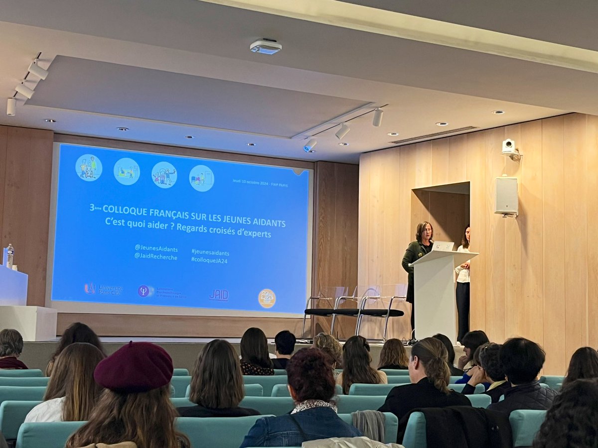 démarrage du 3ème #colloqueJA24 sur les #jeunesaidants C’est quoi aider ? Regards croisés d’experts <a href="/JeunesAidants/">Association nationale Jeunes AiDants Ensemble</a> <a href="/JaidRecherche/">Recherche sur les Jeunes AIDants</a> introduction par <a href="/SpesW/">Ellien Francoise</a> suivie de premiers témoignages de jeunes aidant.es