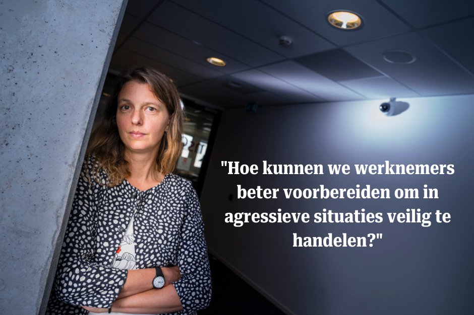 Hoe kunnen we werknemers beter voorbereiden om in agressieve situaties veilig te handelen? Marie Rosenkrantz Lindegaard doet onderzoek naar de-escalatie. Lees het hele interview via deze link➡️pvo-nl.nl/ervaringen/de-… #weekvandeveiligheid #agressie #geweld #veiligondernemen