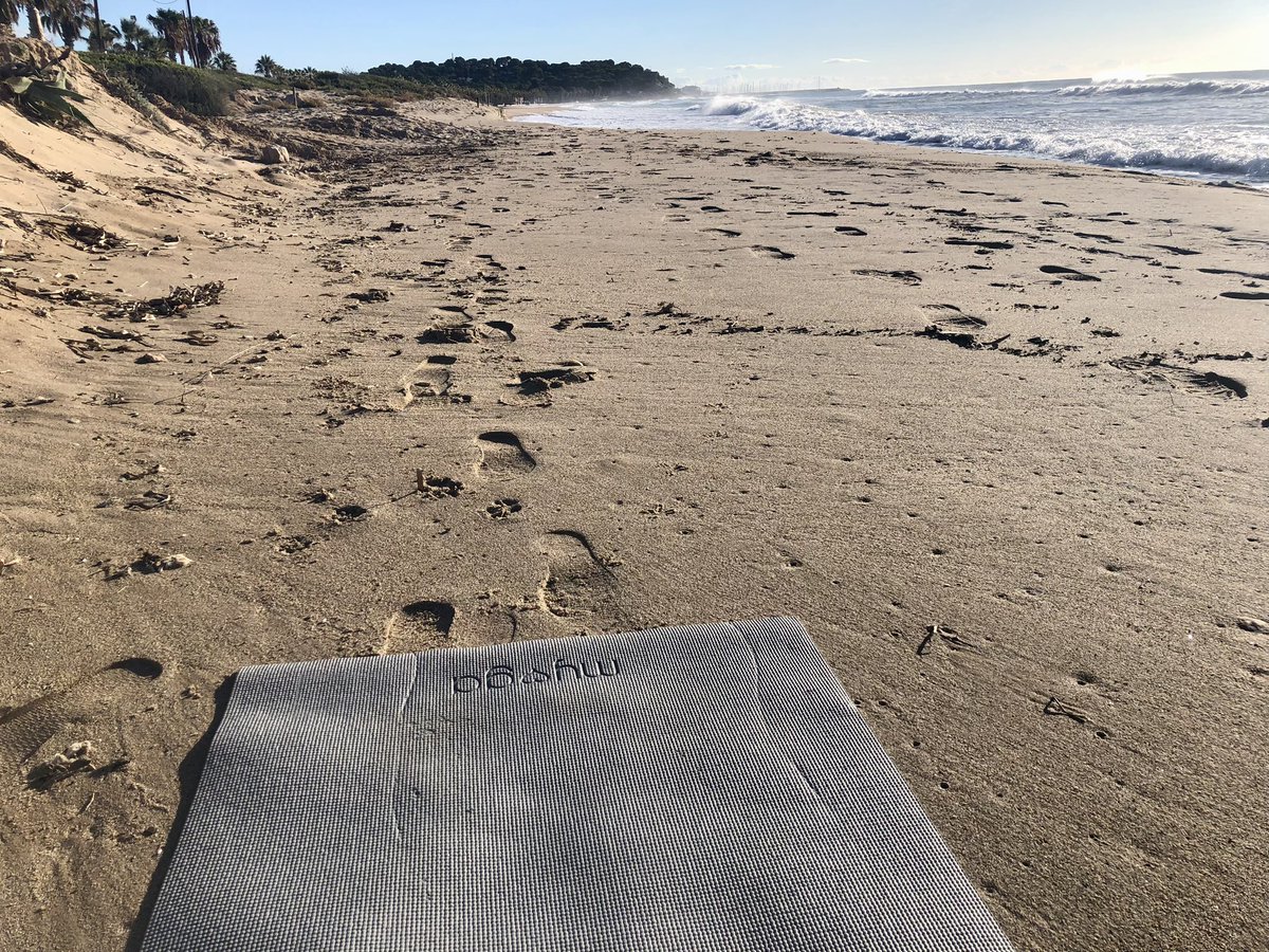 RubbishWife's tweet photo. Last #runinthesun 😭😭😭 with a bit of beach yoga to stretch 😎 https://t.co/rLxuwE6adl