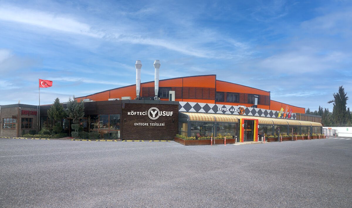 1996 Yılında İznik’te küçük bir dükkanda başlayan Köfteci Yusuf markası, bugün Türkiye’nin dört bir yanında dev bir restoran zinciri olarak hizmet vermektedir.++