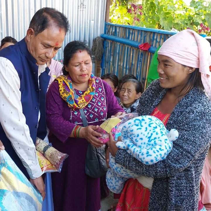 Sonrisasdbombay's tweet photo. Las inundaciones de #Nepal han afectado a más de 2M de personas y hay más de 200 muertos.

🩷Proporcionamos ayuda humanitaria a niñas y niños y mujeres #embarazadas y lactantes.

🤱 Entregamos alimentos nutritivos, un kit de higiene, ropa interior y compresas.

#emergenciaNepal https://t.co/X1Lrbn1pzn