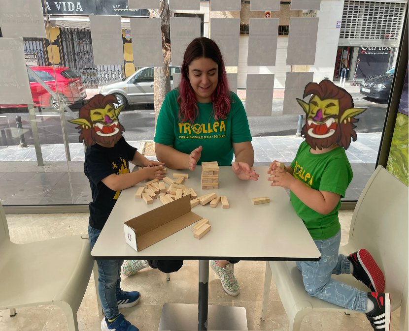 Todos crecemos, también nuestras familias y con ellas nuestra asociación y por ello no podía faltarnos un espacio reservado para los más peques.
¡Además, si a alguien le quedaba algo de tiempo libre antes o después de alguna actividad también dispusimos de algunos juegos de mesa!