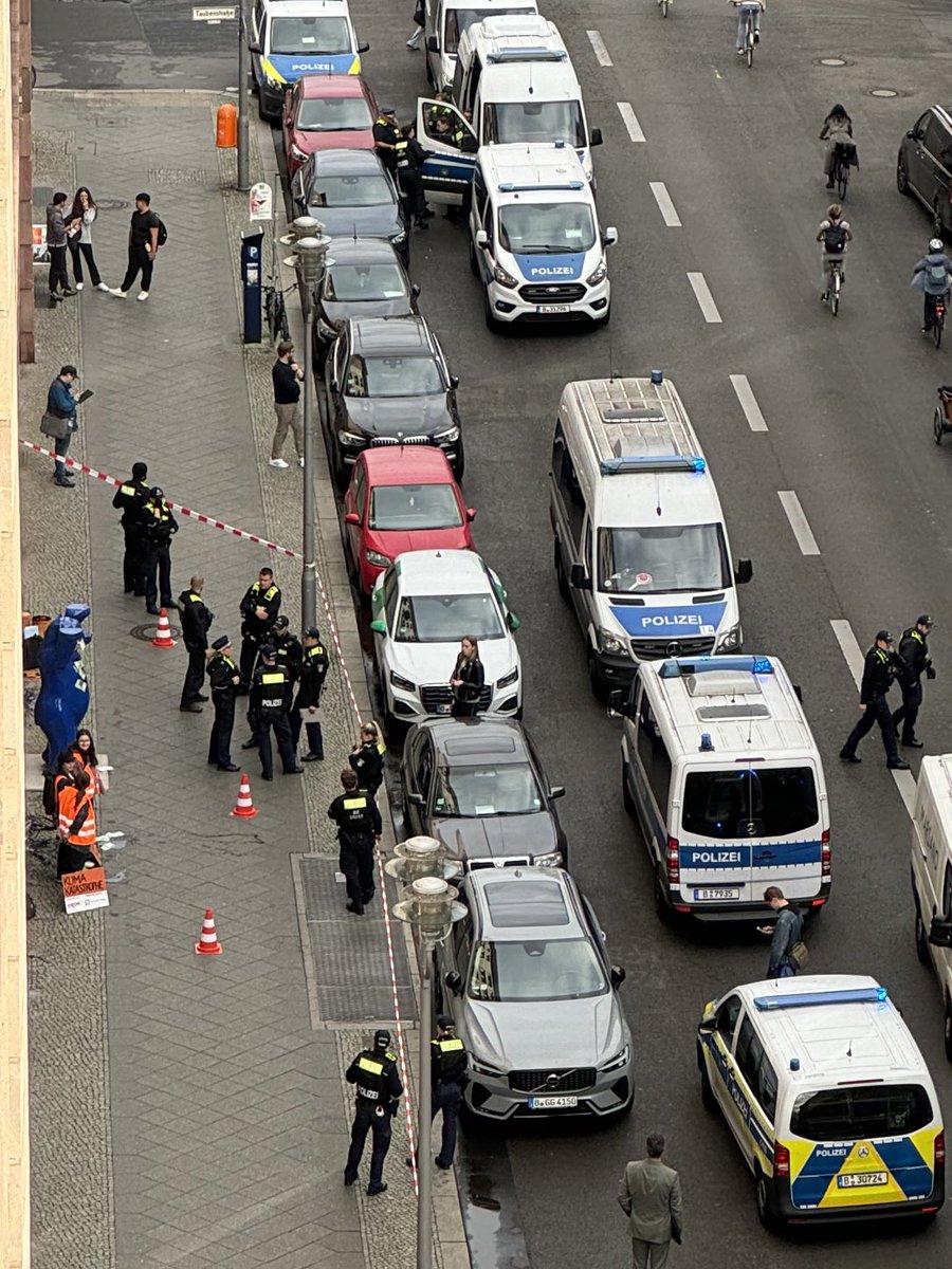 Da stehen genau drei Klimaprotestler. Ganz wichtig dafür Gehweg und Friedrichstraße zu sperren.