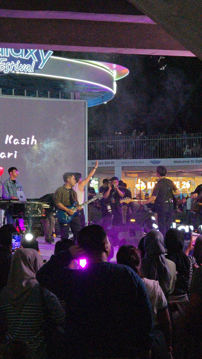 Samsung #GalaxyFEstival seru bangeettt euyyy... 
Thx ya <a href="/samsungID/">Samsung Indonesia</a>  udah ngajakin  <a href="/juicyluicyband/">JUICY LUICY</a> tampil 💖  
#GalaxyS24FE