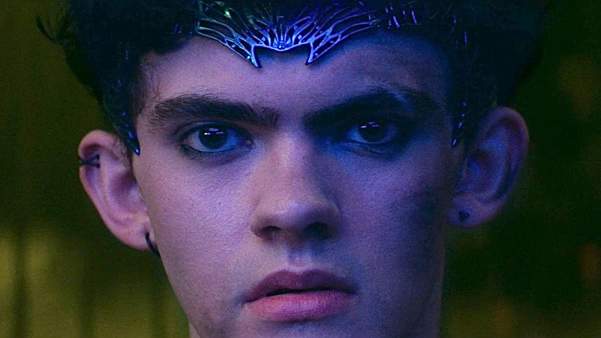 daniel selon, costume designer of “agatha all along” on billy’s crown and the coming episodes:

“this crown was a result of a beautiful and exciting collaboration between prop master russell bobbitt and my team. we pulled inspiration from the concentric lines in damascus steel